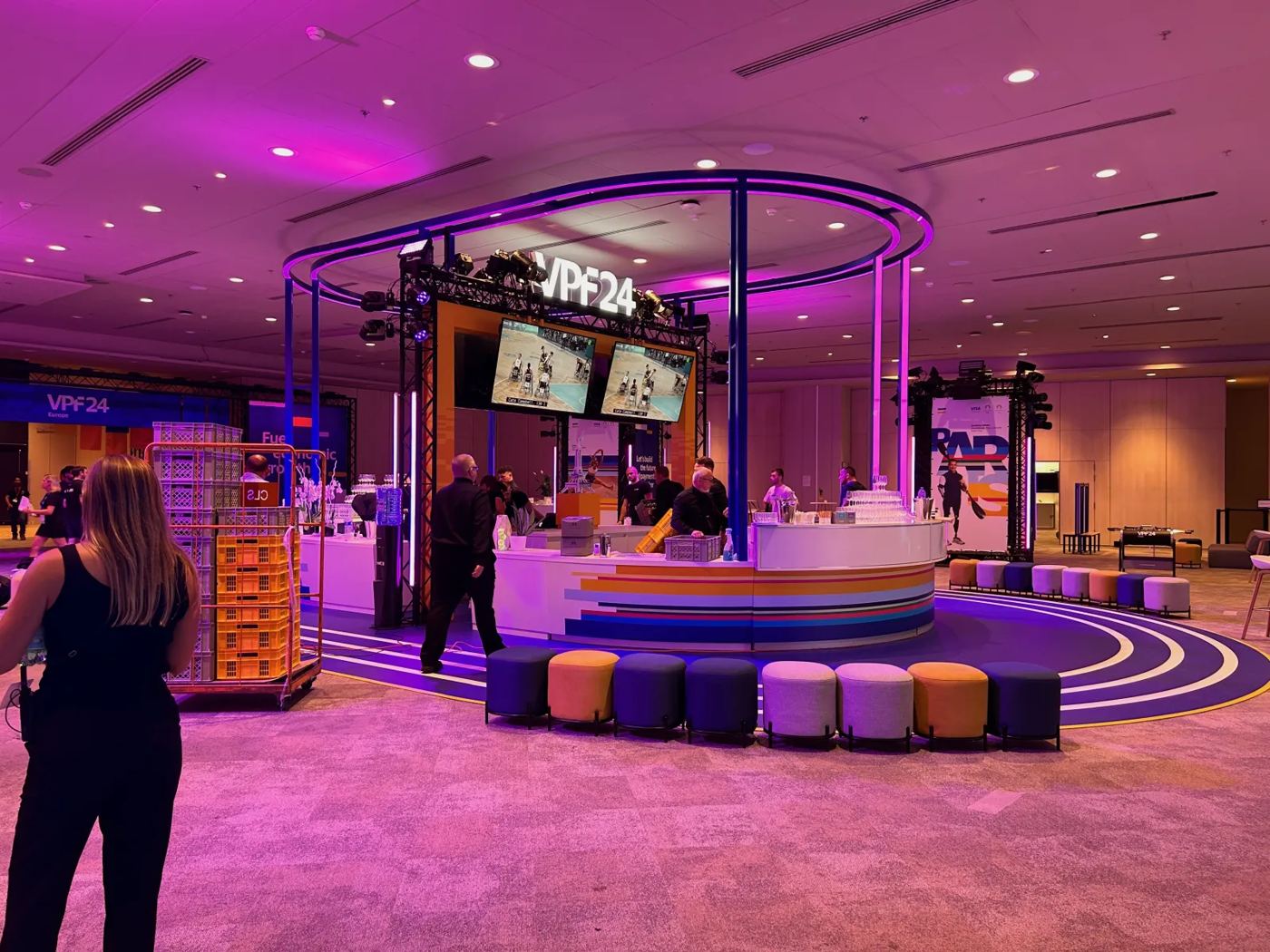 Espace cocktail en lumière rose